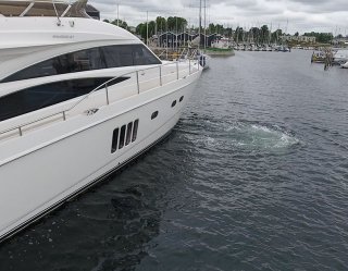 Princess yacht 67 feet docking using sleipner thruster system