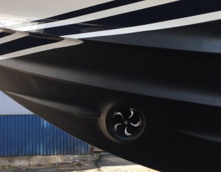 Bow thruster mounted through a tunnel in hull of a boat